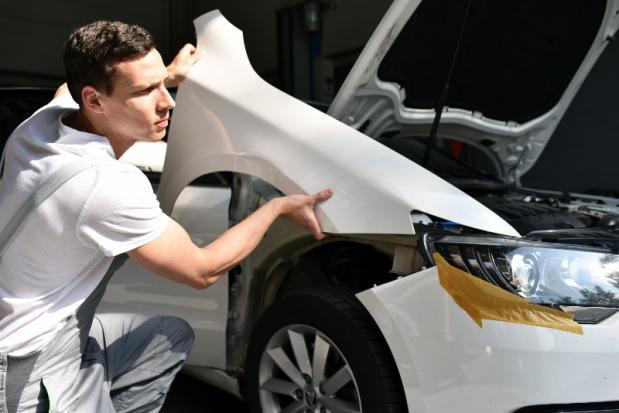 Travaux de carrosserie sur une voiture